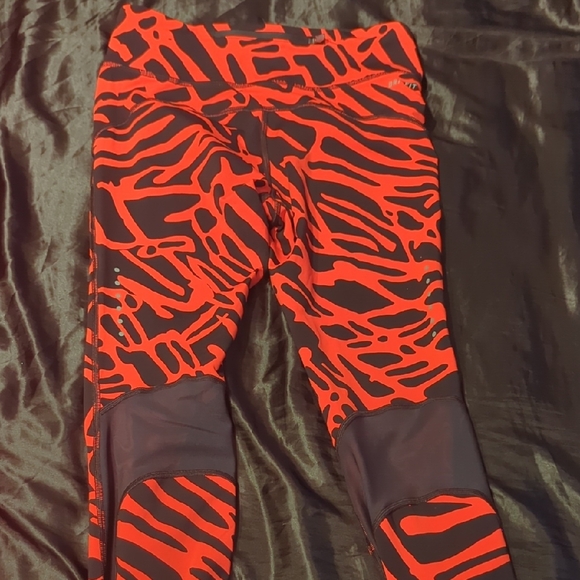 Nike Vibrant Red and Black Graphic Leggings - Picture 3 of 4